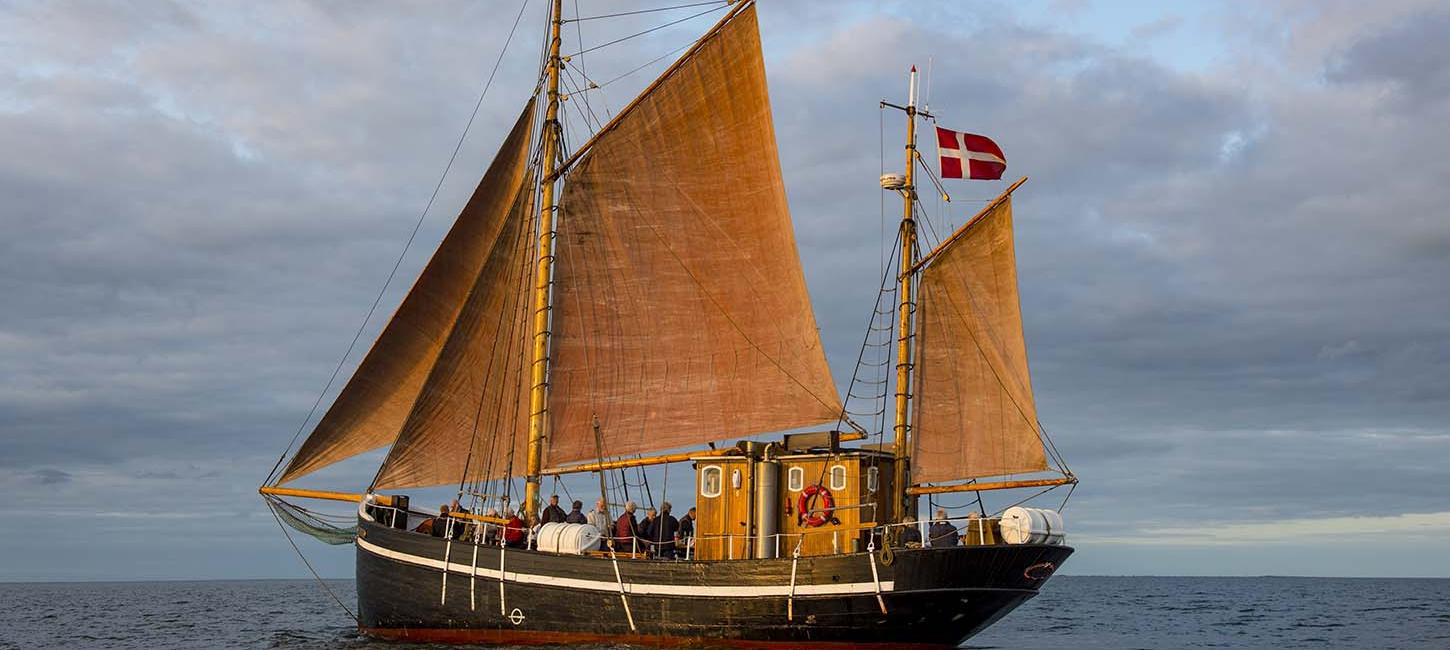 Das Schiff Castor in vollen Segeln auf See