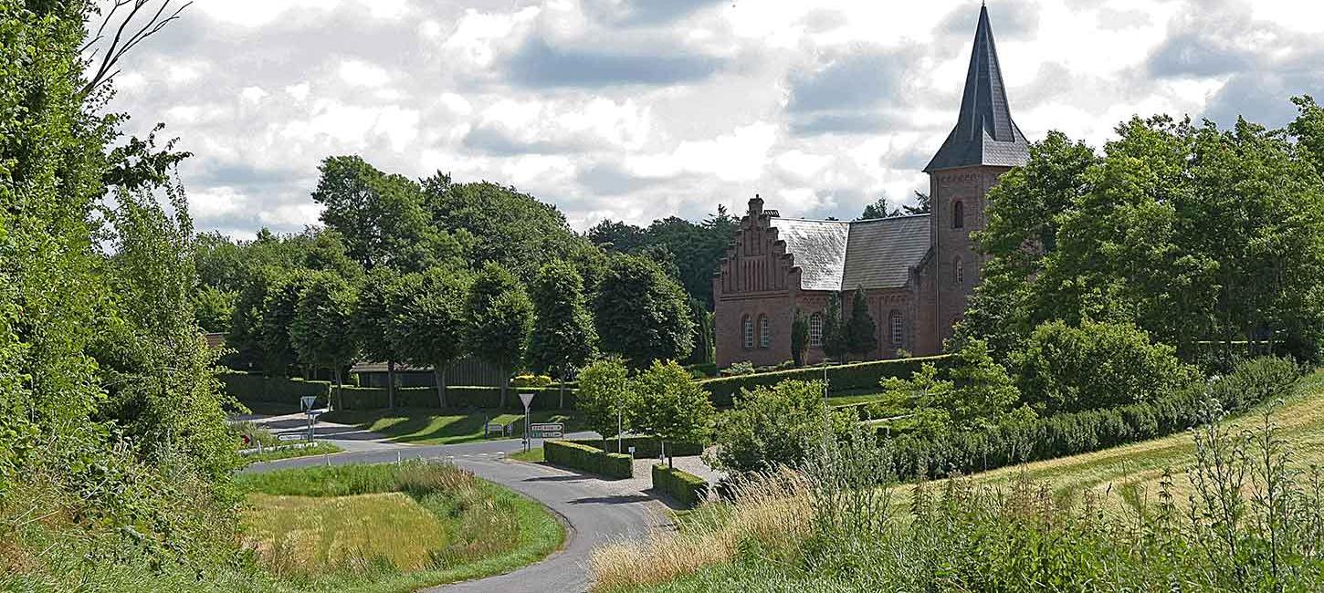 Blick von der Spitze des Hügels auf die Padesø Kirche auf Nordfyn