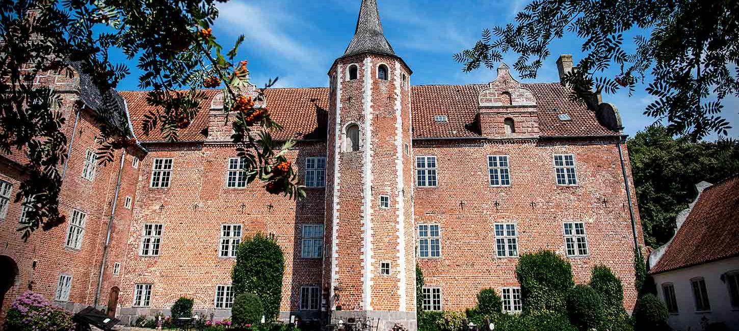 Schloss Harridslevgaard mit dem Turm in der Mitte vom Innenhof aus gesehen