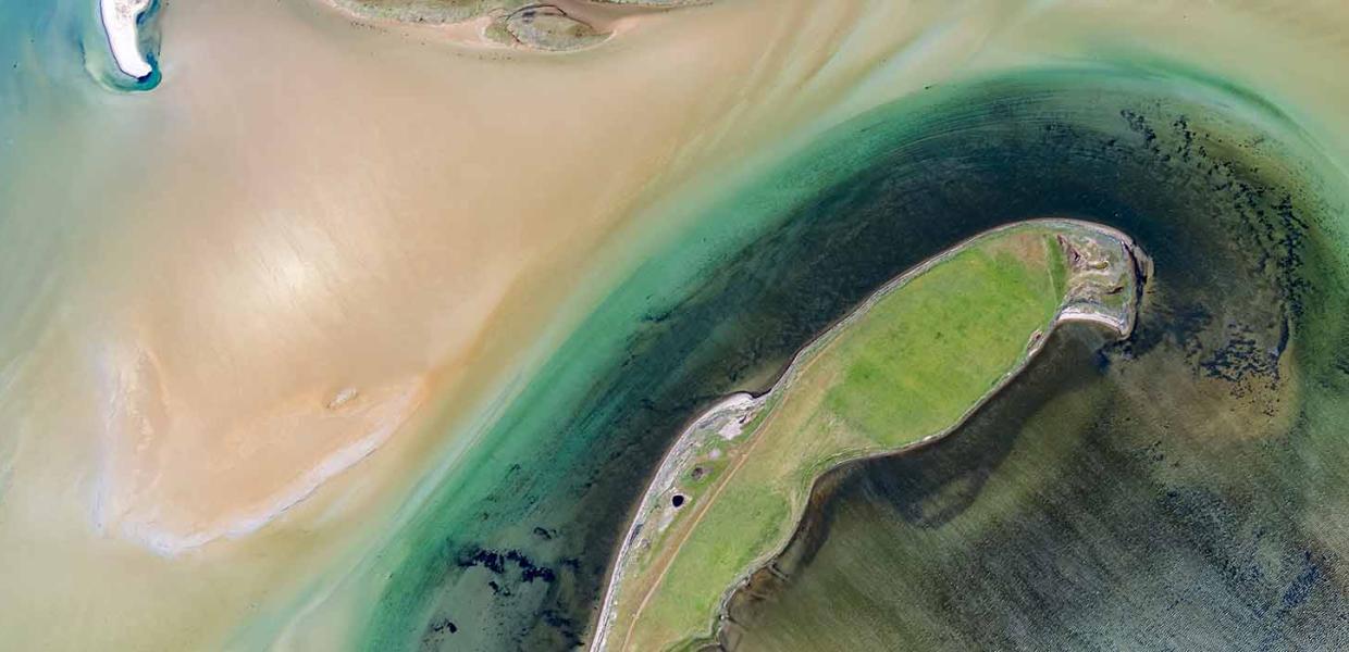 Luftfoto af Nærå Strand til udstillingen Luftkunst Danmark i Bogense