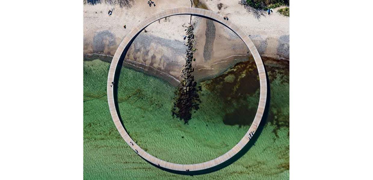 Luftfoto af Den Uendelige Bro til udstillingen Luftkunst Danmark i Bogense