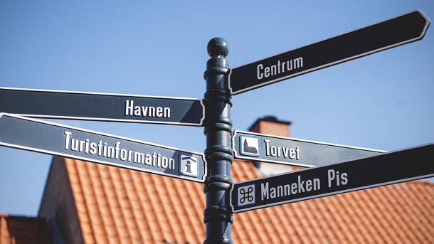 Schilder in der Straße weisen den Weg zu Bogenses Sehenswürdigkeiten