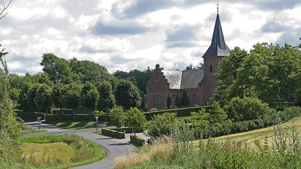 Blick von der Spitze des Hügels auf die Padesø Kirche auf Nordfyn