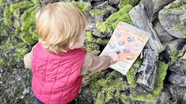 Kind mit Herbstbingo in der Natur