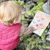 Kind mit Herbstbingo in der Natur