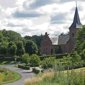 Blick von der Spitze des Hügels auf die Padesø Kirche auf Nordfyn