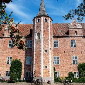 Schloss Harridslevgaard mit dem Turm in der Mitte vom Innenhof aus gesehen