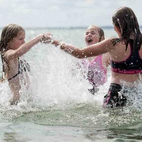 Tre piger bader ved stranden på Nordfyn