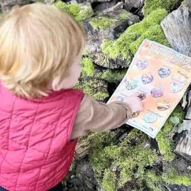 Kind mit Herbstbingo in der Natur