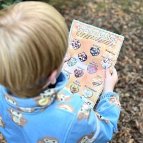 Junge mit Herbstbingo