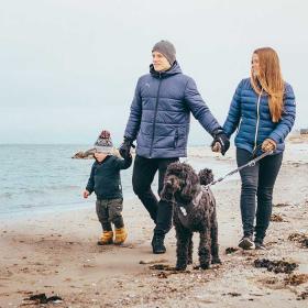 Mor, far, barn og hund går tur på Fuglsang Strand i vintertid
