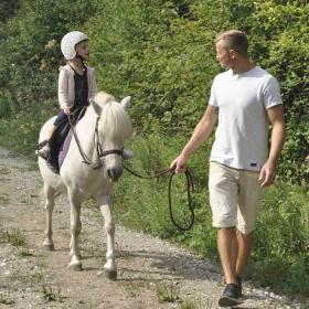 Pige på guidet ridetur med Hestehavens Rideklub