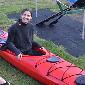 Frau im Seekajak