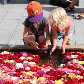 Kinder auf dem Rosenfestival