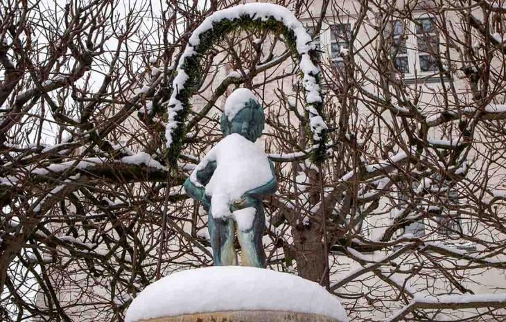 Manneken Pis dækket af sne i vinter